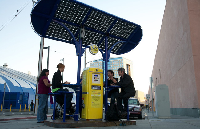 ¡ESTACIONES DE CARGA CON ENERGÍA SOLAR!