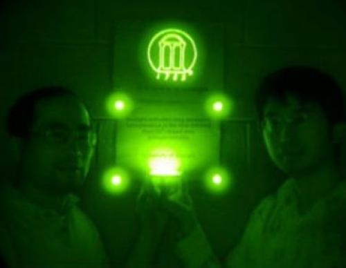 UN MINUTO DE SOL, SEMANAS DE LUZ INFRARROJA, VENTAJAS DE UN NUEVO MATERIAL FOSFORESCENTE