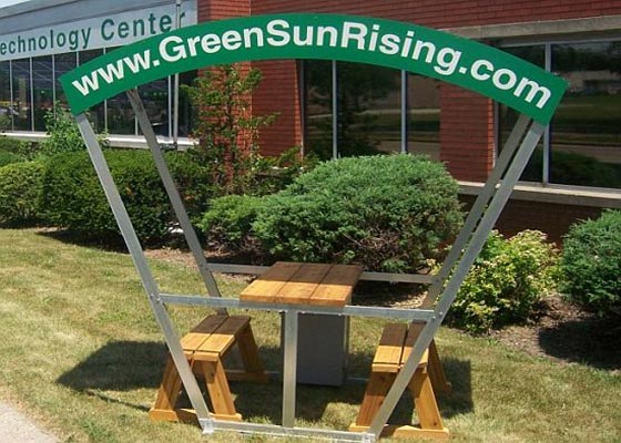 UNA MESA DE PICNIC CON PANELES SOLARES