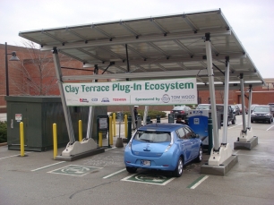 ESTACIÓN DE CARGA AUTOSUFICIENTE PARA VEHÍCULOS ELÉCTRICOS BASADA EN ENERGÍA SOLAR