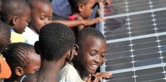 ÁFRICA: EL CONTINENTE MENOS ELECTRIFICADO, PERO EL DE MÁS POTENCIAL FOTOVOLTAICO.