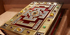 INGLATERRA - ILUMINAN LOS EVANGELIOS DE LINDISFARME, SIN DAÑAR EL MANUSCRITO