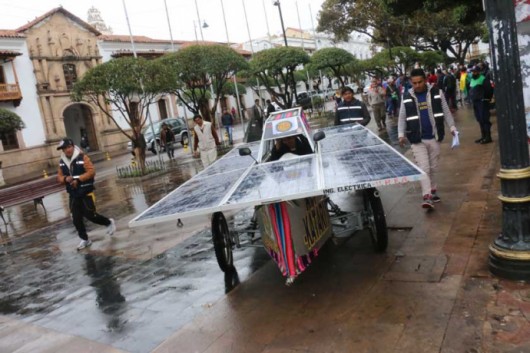 UPEA EXHIBE PROTOTIPO DE VEHÍCULO A ENERGÍA SOLAR -BOLIVIA-