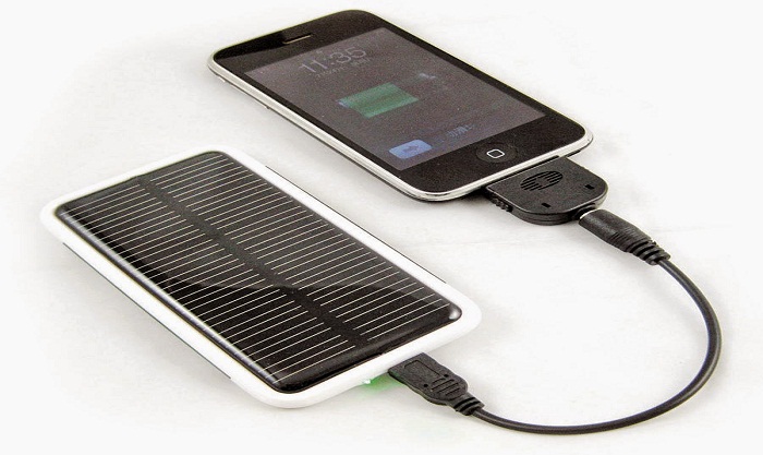 CREARON UN CARGADOR PORTÁTIL PARA CELULAR QUE FUNCIONA CON LUZ SOLAR