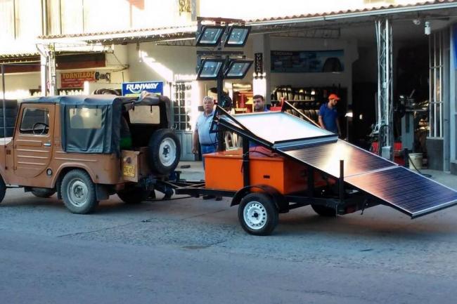 EN BARBOSA CONSTRUYERON TORRE DE ILUMINACIÓN QUE FUNCIONA CON ENERGÍA SOLAR