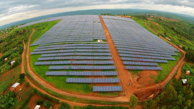 ASÍ ES LA INMENSA GRANJA SOLAR QUE EN SOLO UN AÑO YA DA LUZ A 15.000 HOGARES EN RUANDA - AFRICA