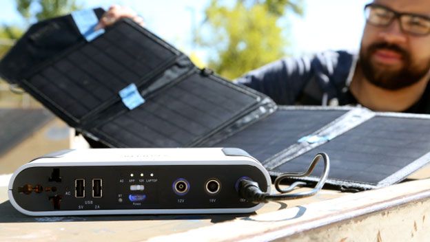 BATERÍA EXTERNA CON GRAN CAPACIDAD QUE SE CARGA CON ENERGÍA SOLAR