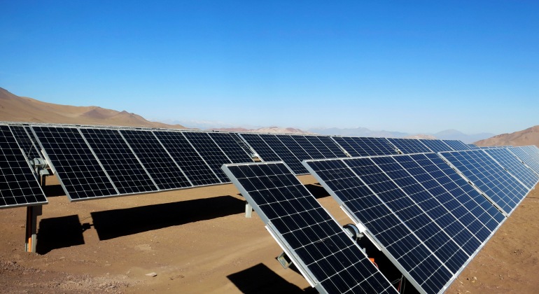 CHILE TIENE TANTA ENERGÍA SOLAR QUE LAS EMPRESAS REGALAN LA ELECTRICIDAD