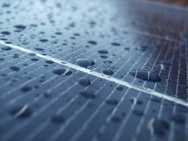 LOS PANELES SOLARES DEL FUTURO PODRÍAN GENERAR ENERGÍA TAMBIEN DE LA LLUVIA