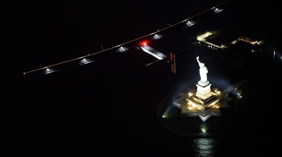 AVIÓN SOLAR LLEGA A NUEVA YORK TRAS SOBREVOLAR LA ESTATUA DE LA LIBERTAD