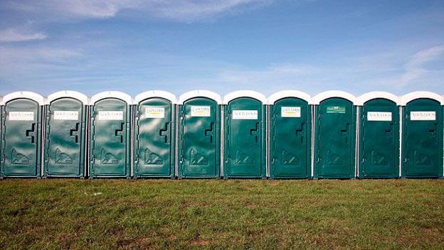 ESTA MÁQUINA UTILIZA ENERGÍA SOLAR PARA CONVERTIR LA ORINA EN AGUA