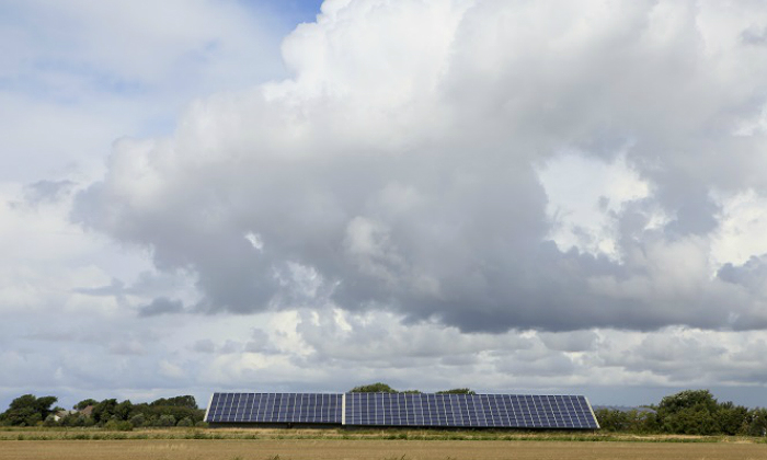 Desarrollan unos paneles solares de grafeno que producen energía con el agua de lluvia