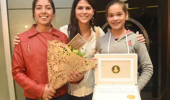 Paraguay: Dos jovenes paraguayas ganaron un concurso sobre energia renovable que se realizo en Dubai.