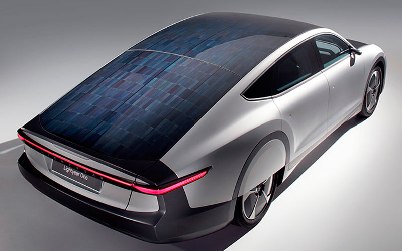 Techos de energía solar para vehículos eléctricos iniciarán producción comercial este 2020