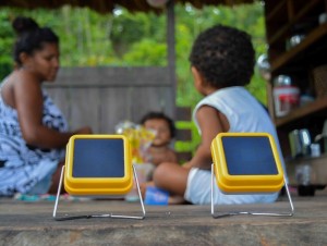 "Light humanity", la iniciativa española para dotar de lámparas y un barco solar a Latinoamérica, África y Filipinas