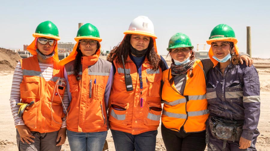 La fotovoltaica también opera con manos de mujer