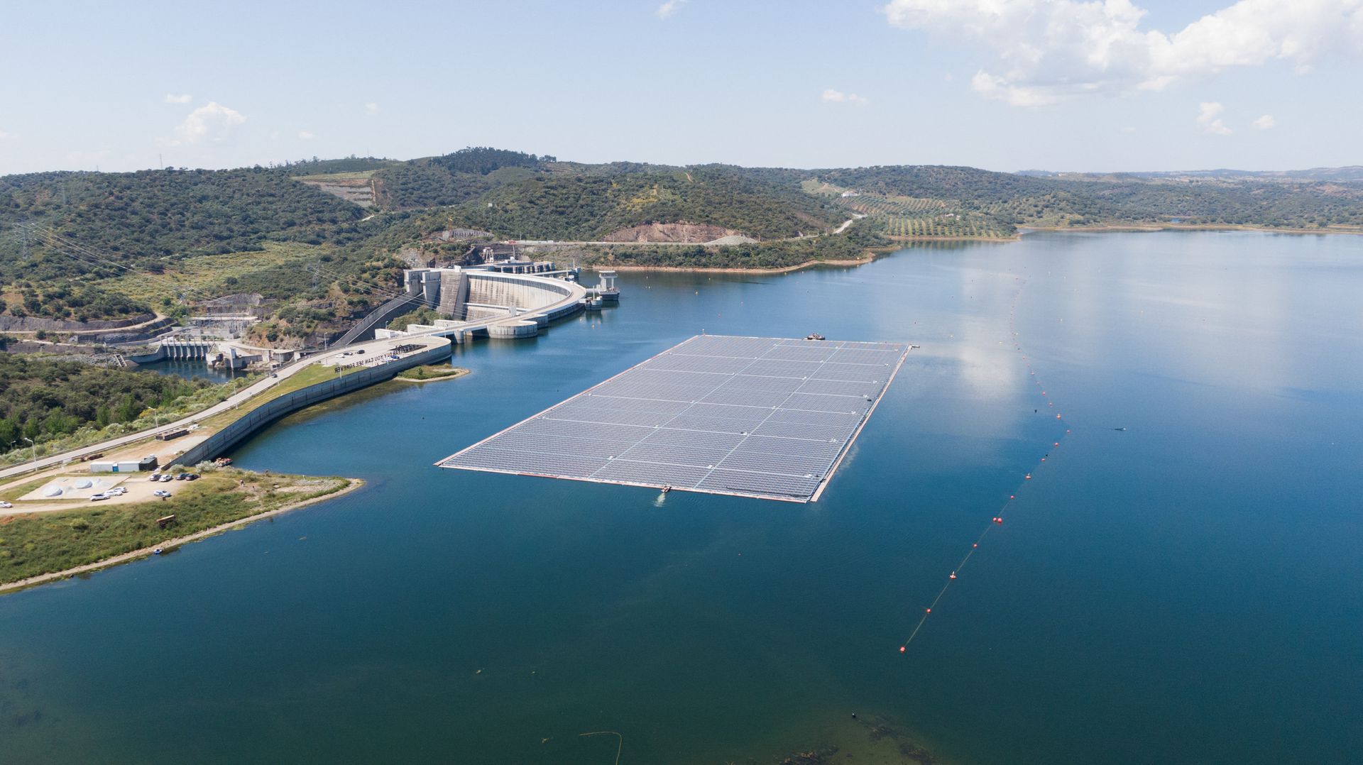 EDPR remolca una enorme planta solar flotante hasta su amarre en el embalse de Alqueva en Portugal