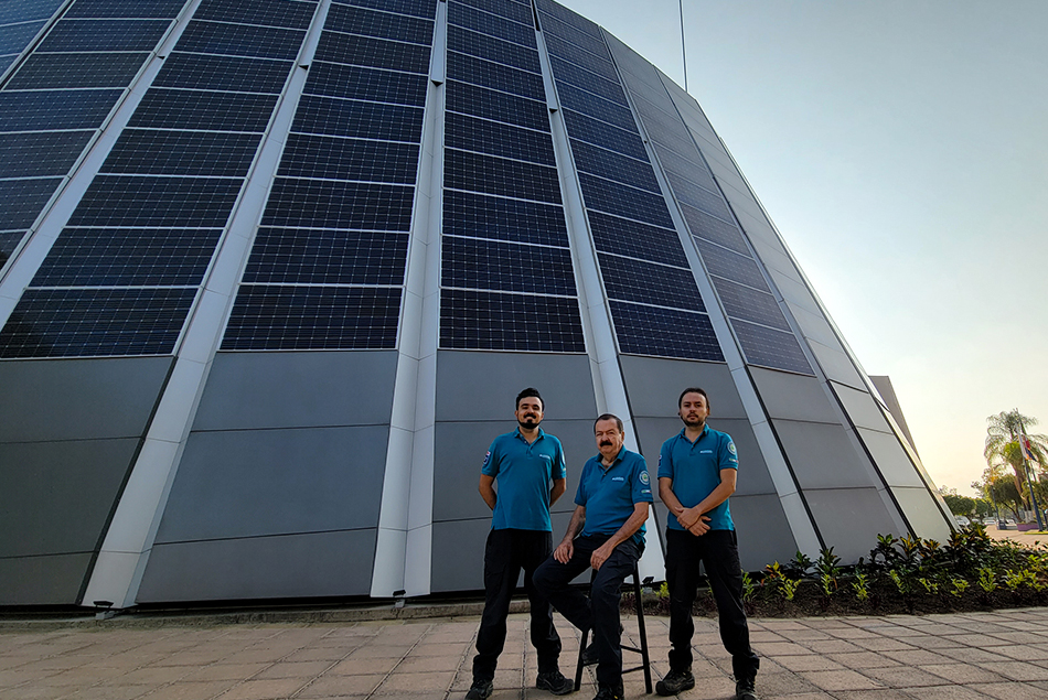 Y todo comenzó con el diseño de relojes arquitectónicos alimentados con energía solar