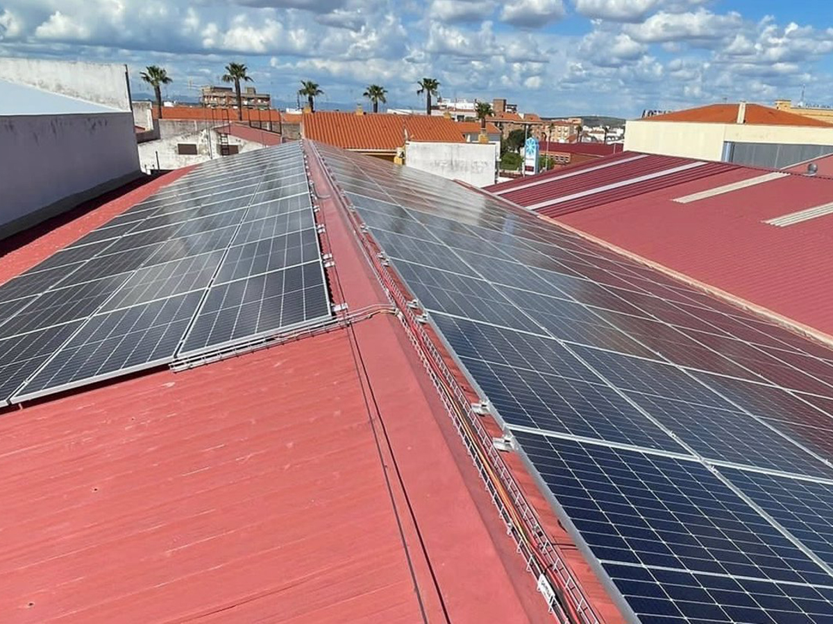 Iberdrola pone en marcha en Villanueva de la Serena (Badajoz) su segunda comunidad solar en todo el país