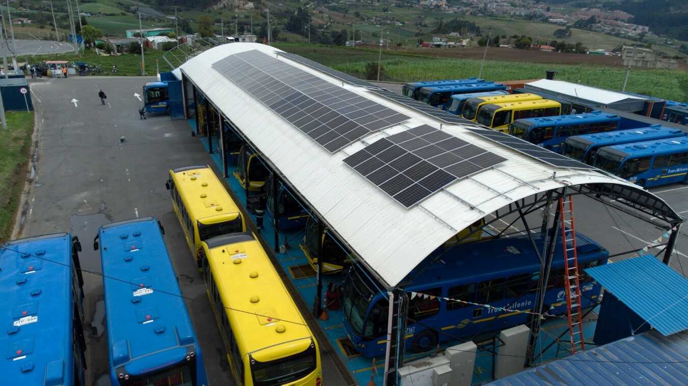 Bogotá, la capital colombiana, instalará sistemas solares en edificios públicos con apoyo de la cooperación internacional