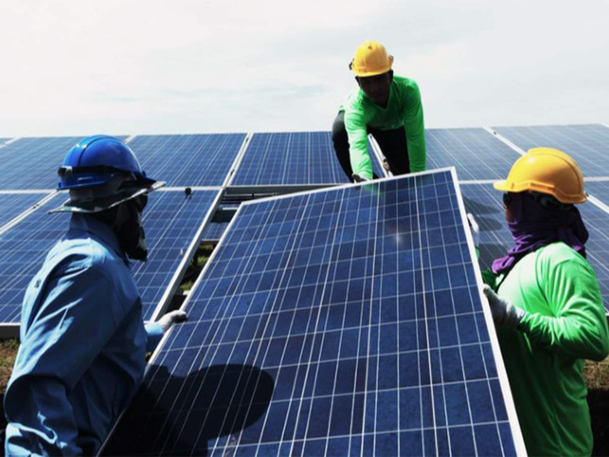 Las energías limpias representan el 50 % del empleo en el sector