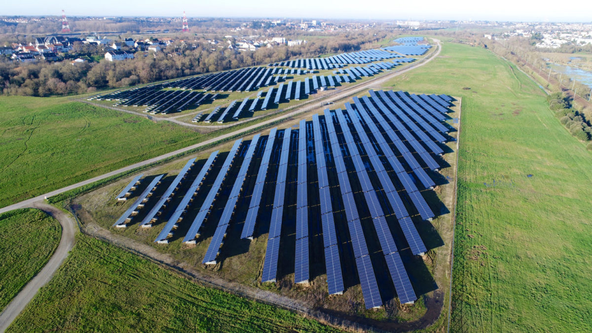 La tecnología avanza reduciendo a la mitad la superficie necesaria para la energía solar montada en el suelo