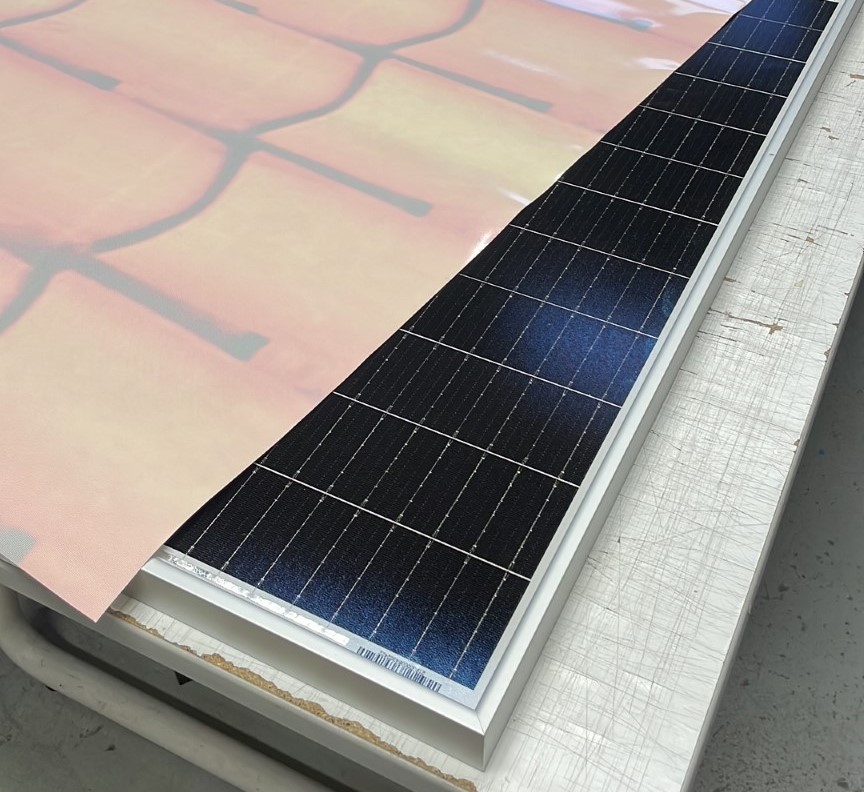 Adhesivo personalizable para convertir paneles solares en vallas publicitarias