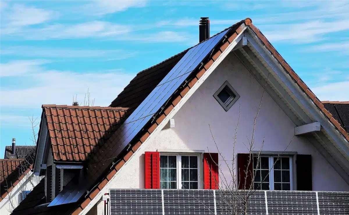 Así se integran las placas solares en las casas prefabricadas: Máximo ahorro y portabilidad