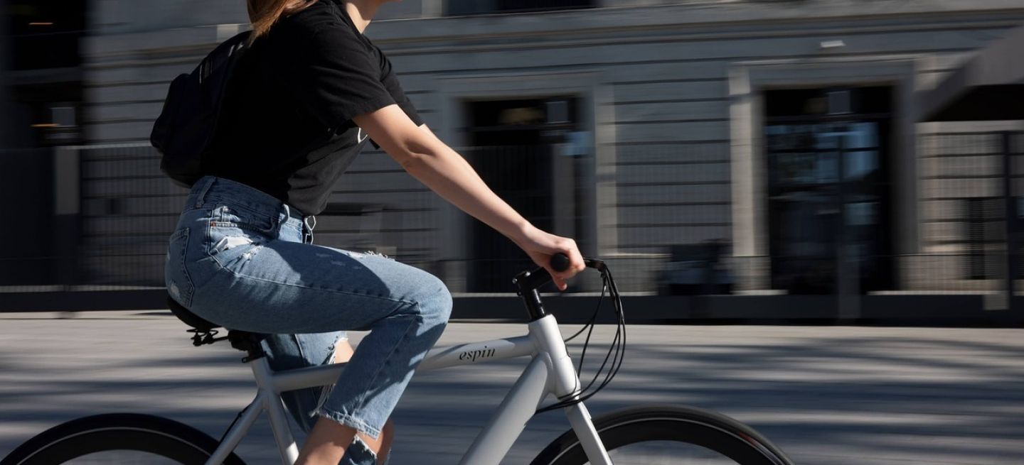 El primer carril bici solar ya está aquí: techado con paneles solares translúcidos