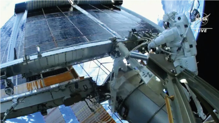 Los astronautas instalan una quinta matriz solar en la ISS