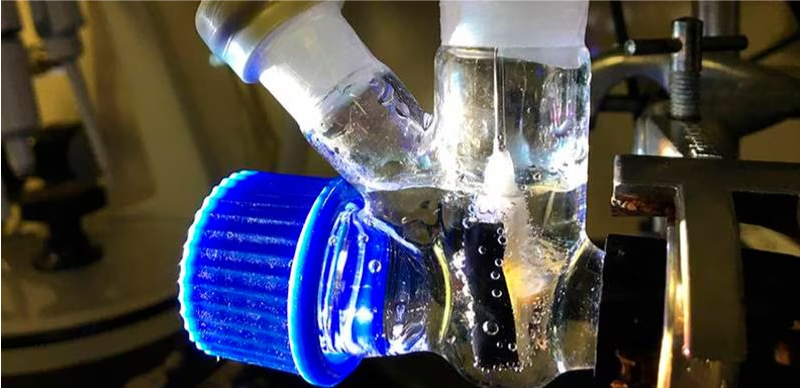 Científicos usan energía solar para convertir CO2 y agua en combustible para autos