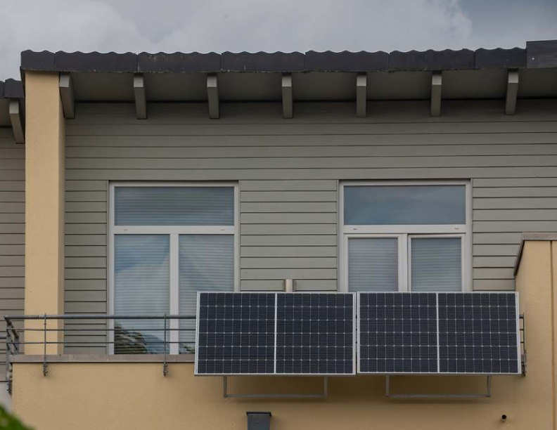 El balcón o la pared ganan protagonismo con los paneles solares