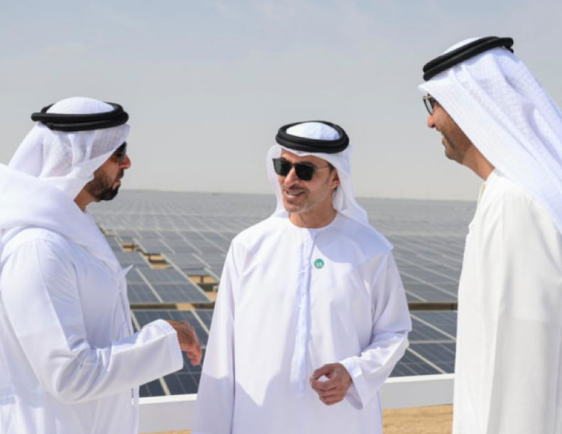 Emiratos Árabes Unidos inaugura la mayor planta fotovoltaica del mundo a las puertas de la COP28
