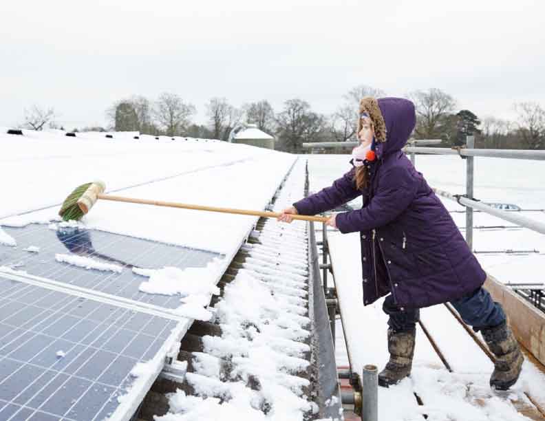Limpiar los paneles solares de nieve es bastante laborioso. Una tecnología quiere reducirlo a un botón