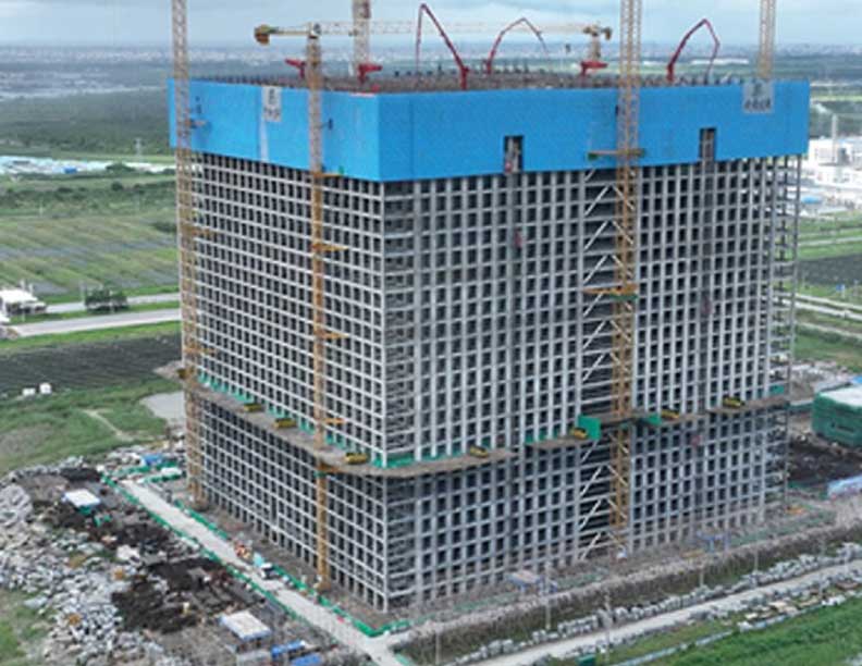 Energy Vault conecta un sistema de almacenamiento de energía por gravedad a gran escala en China