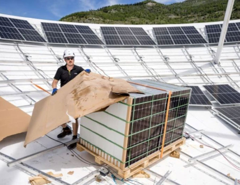 En los Alpes Suizos convierten antenas gigantes satelitales obsoletas en fuentes de energía solar altamente eficientes