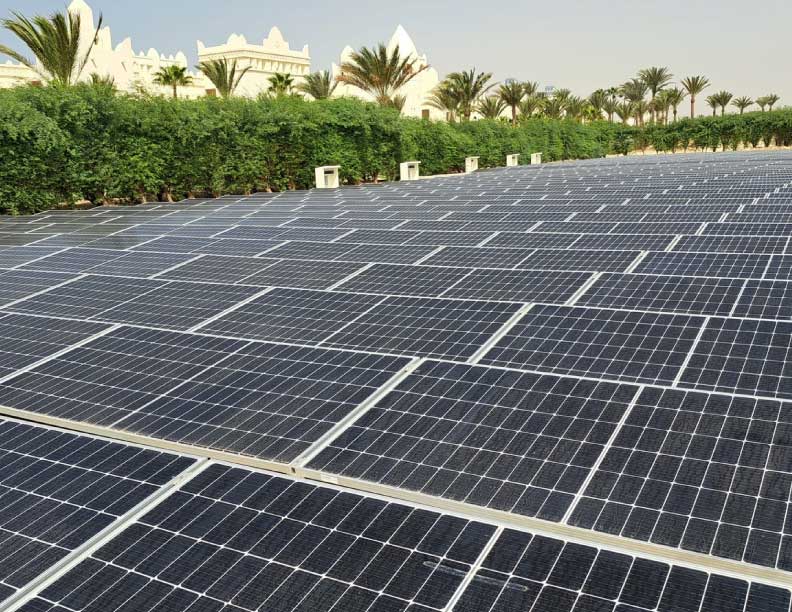 Autoconsumo fotovoltaico y energía verde para descarbonizar los hoteles